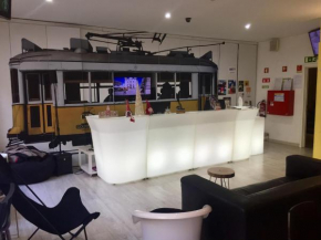 Гостиница Golden Tram 242 Suites & Hostel  Лиссабон